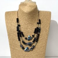 Črna ogrlica z srci in perlami