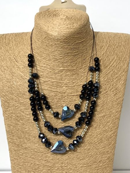 Črna ogrlica z srci in perlami