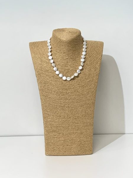 ogrlica iz belih kamenčkov