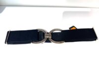 Črn elastični pas z veliko zaponko