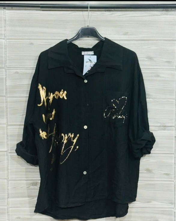 Srajca z zlatim napisom