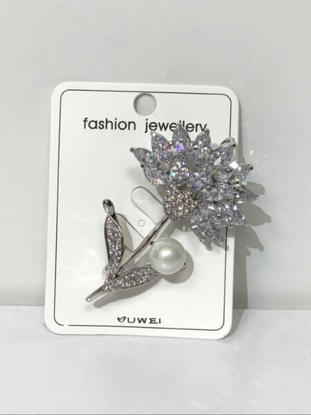 Broška v obliki rože z kristali