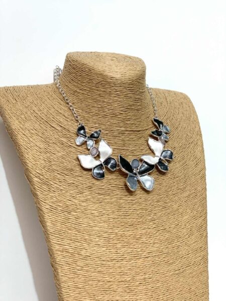 Ogrlica s sivimi metuljčki