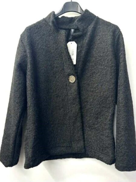 Črna jakna z gumbom