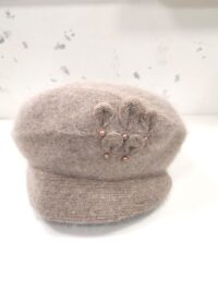 Zimska kapa z okraskom