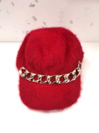 Rdeča zimska kapa s šiltom