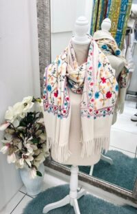 Bel šal z rožastim vzorcem