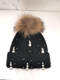 Črna kapa z biserčki