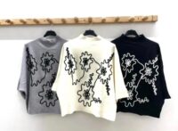 Pulover s cvetličnim vzorcem