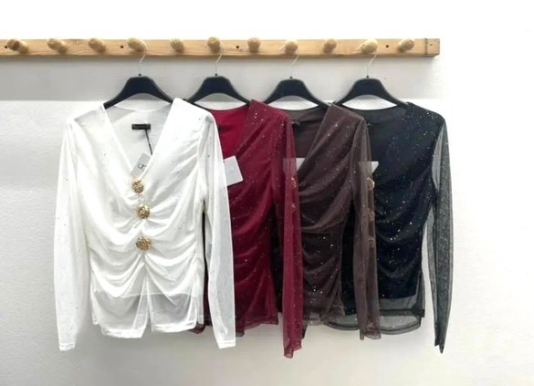 MRežasta majčka z zlatimi gumbi