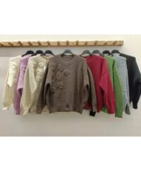 Pleten pulover z rožami